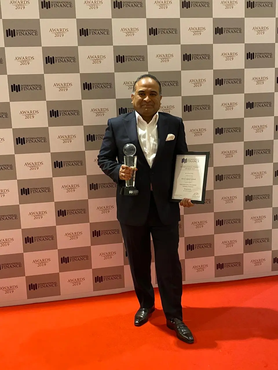 Sameer Ahmad receiving the International Finance Award 2019